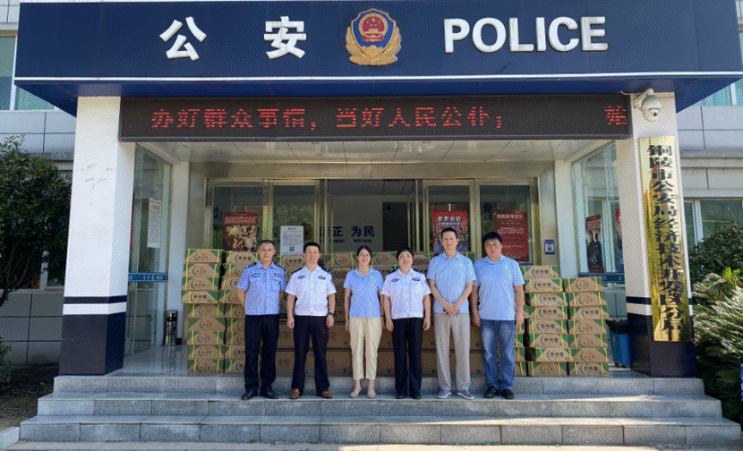 公司到經(jīng)開(kāi)區(qū)消防大隊(duì)及經(jīng)開(kāi)區(qū)公安分局開(kāi)展高溫慰問(wèn) 公司到經(jīng)開(kāi)區(qū)消防大隊(duì)及經(jīng)開(kāi)區(qū)公安分局開(kāi)展高溫慰問(wèn)